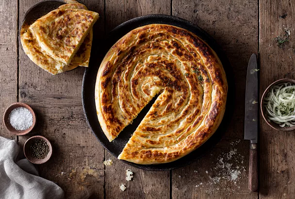 Котлама с луком: тонкая хрустящая лепёшка из пяти простых продуктов