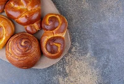 У вас точно получатся вкуснее - булочки с корицей: вкуснейшие домашние синнабоны за полчаса