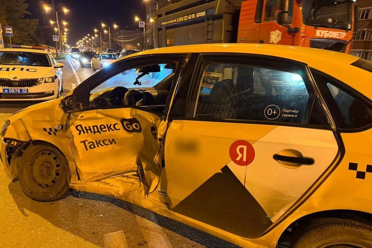 В Краснодаре таксист не уступил дорогу. Его пассажир в больнице