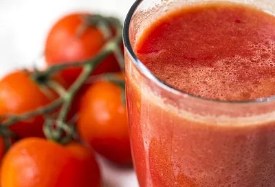 «Не понимаю, зачем так долго кипятить»: простой рецепт томатного сока на зиму 