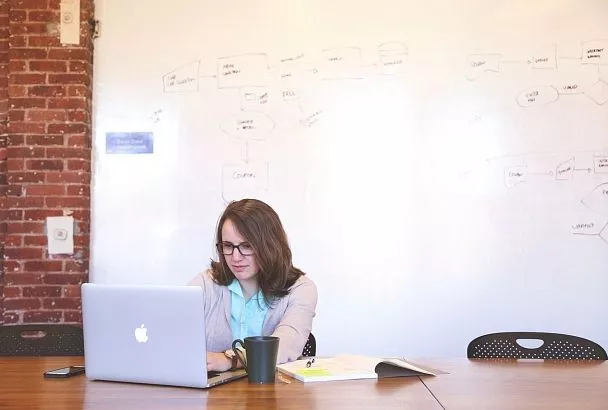 Каждый второй в зоне риска: что такое компьютерная шея и чем она опасна для человека