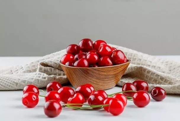 Плоды только на молодых ветках: почему, чтобы собирать вишню ведрами, ее надо обрезать