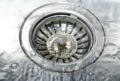 Как устранить засор в раковине без сантехника - быстро и эффективно