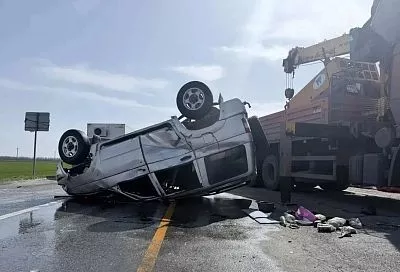 Троих детей и девушку увезли в больницу из опрокинувшего на кубанской трассе внедорожника