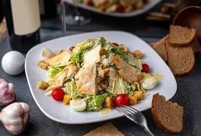 Самый лучший рецепт «быстрого» салата с копченой курицей, помидорами и яйцами