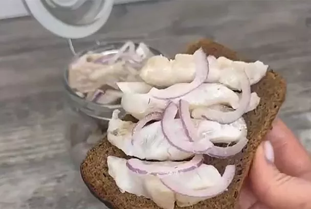 Забудете о другой маринованной рыбе: 24 часа, и улетная закуска из судака «по-астрахански» сметается со стола 