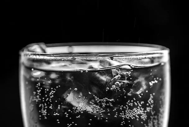 Химик Дорохов объяснил, почему алкоголь лучше хранить в стекле