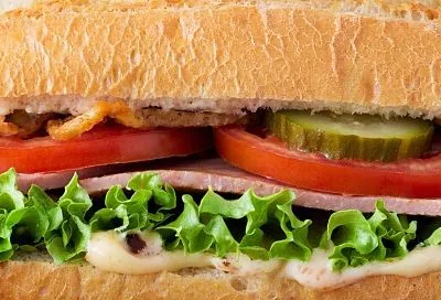 Секрет сочного сэндвича: горячий завтрак с яйцом на сковороде за 7 минут