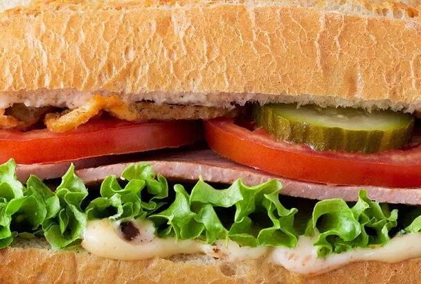 Секрет сочного сэндвича: горячий завтрак с яйцом на сковороде за 7 минут