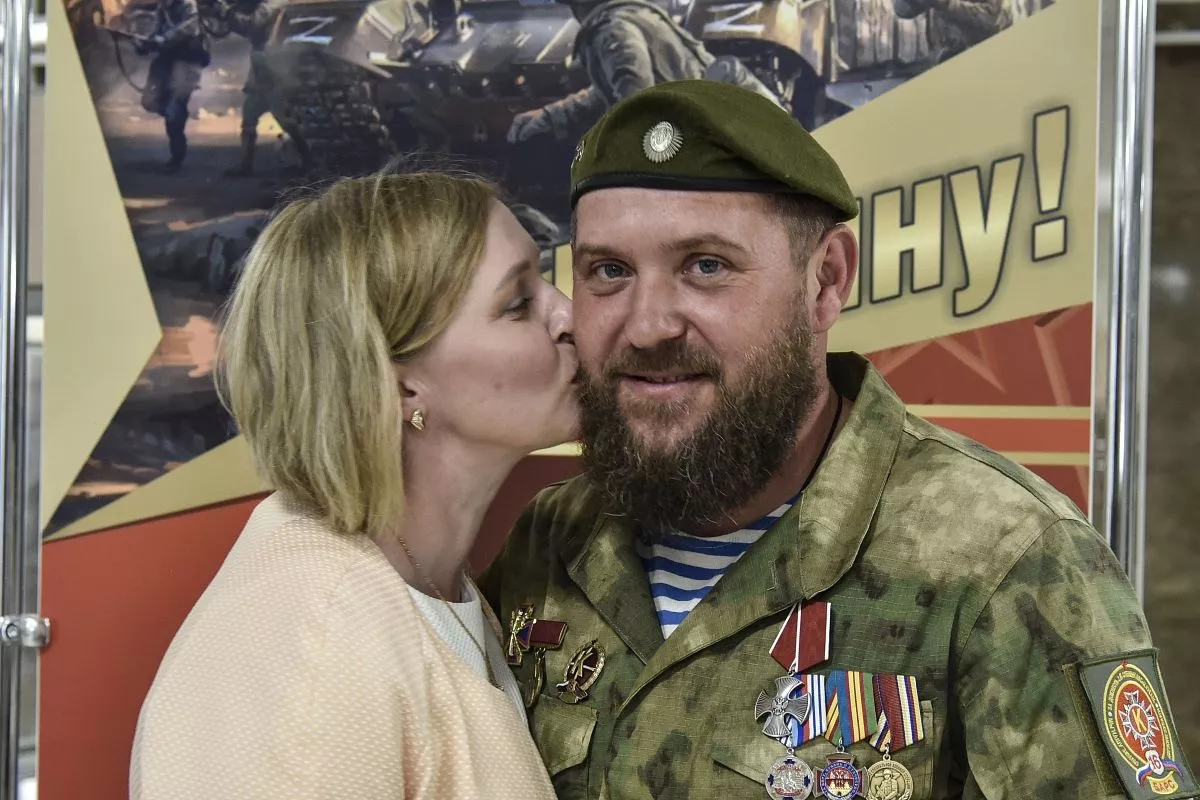 Жена первой поздравила Сергея с вручением ордена Мужества. Жена первой поздравила Сергея с вручением ордена Мужества.