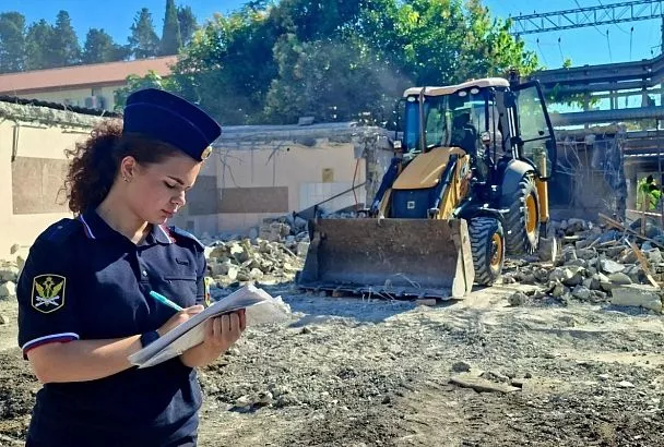 Незаконную постройку снесли возле вагонного депо в Сочи