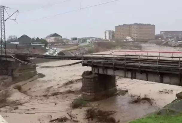 Разбушевавшаяся из-за ливней река смыла часть железнодорожного моста в Дагестане: что известно о движении поездов