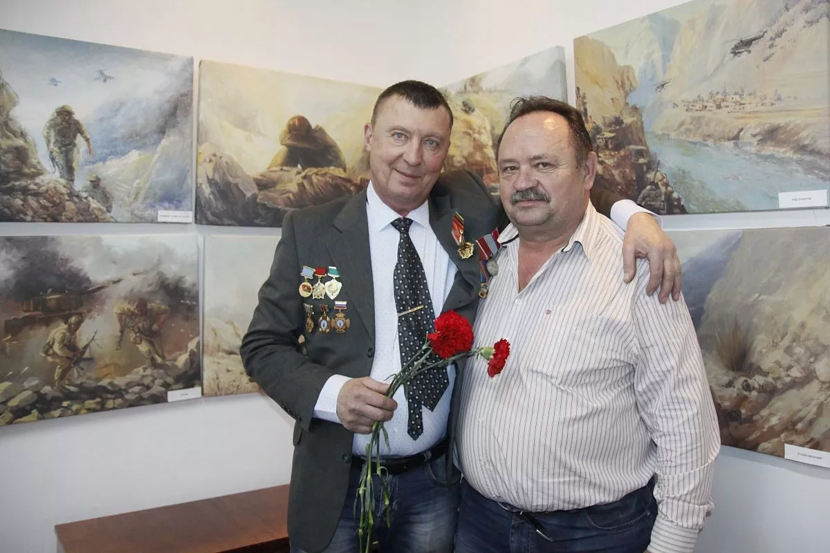 Боевое братство: Сергей Головинов и председатель Новопокровского районного отделения общественной организации «Российский Союз ветеранов Афганистана» Владимир Охрименко на выставке картин, посвященных афганской войне, в районном музее. Боевое братство: Сергей Головинов и председатель Новопокровского районного отделения общественной организации «Российский Союз ветеранов Афганистана» Владимир Охрименко на выставке картин, посвященных афганской войне, в районном музее.