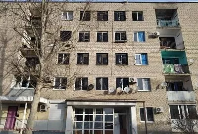 На месте падения БПЛА по ул. Новороссийской в Краснодаре работают специалисты городских служб 