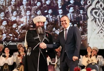 Губернатор Вениамин Кондратьев наградил солистов Кубанского казачьего хора