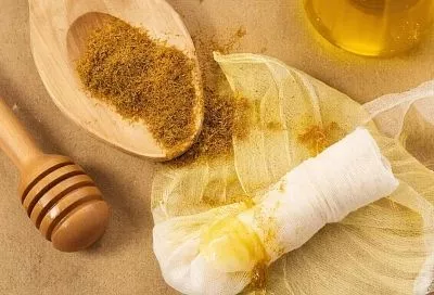 "Три ложки" при ноющих суставах: компресс из горчицы, мёда и масла за 5 минут - для согревающего эффекта