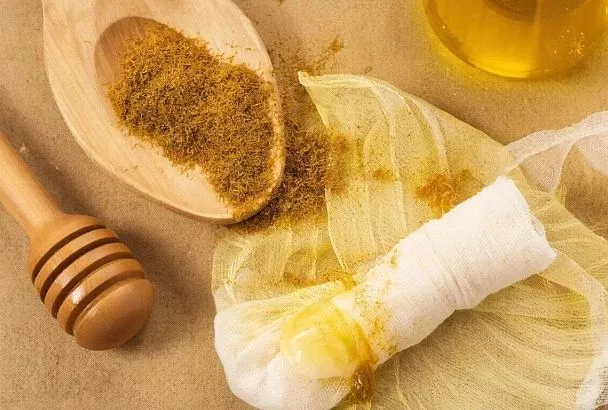 "Три ложки" при ноющих суставах: компресс из горчицы, мёда и масла за 5 минут - для согревающего эффекта