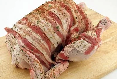 Эту курицу обожают все! И вы тоже полюбите и будете всегда ее жарить только так - в «шубе» из ветчины и специй 