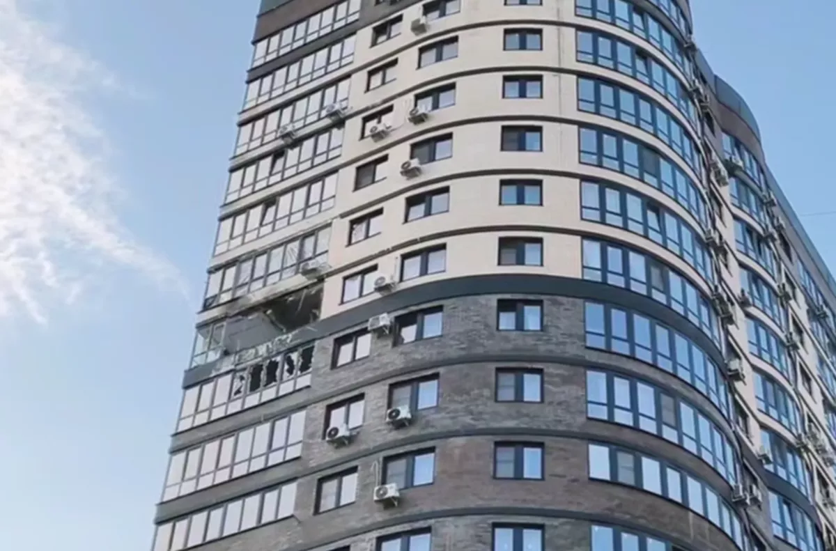 Опубликованы кадры последствий попадания БПЛА по многоэтажке в Краснодаре