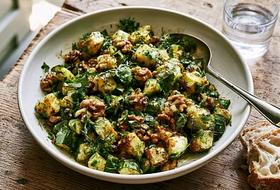 Беру кабачки и грецкие орехи — готовлю самый вкусный тёплый салат за 10 минут