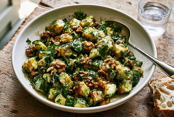 Беру кабачки и грецкие орехи — готовлю самый вкусный тёплый салат за 10 минут