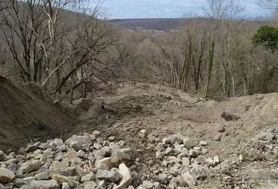 Под угрозой коммуникации и транспортное сообщение: обвал грунта произошел в поселке Туапсинского округа 