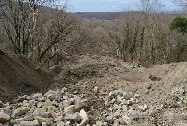 Под угрозой коммуникации и транспортное сообщение: обвал грунта произошел в поселке Туапсинского округа 