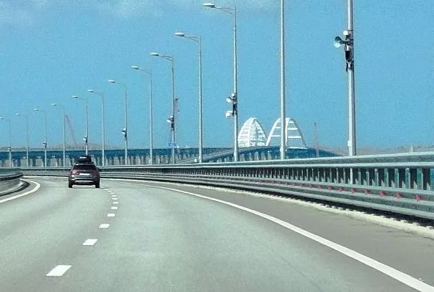 Более 1,5 тыс. автомобилей стоят в очереди на подходах к Крымскому мосту