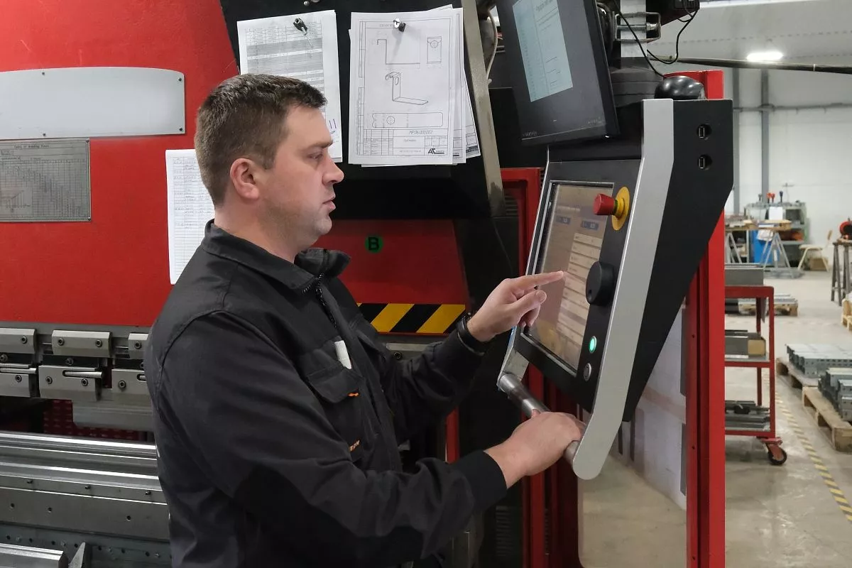 В одном из цехов оператор Владислав Оголь ведет работу на листогибочном станке.   5