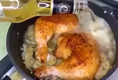 Эта курочка тает во рту: беру 2 окорочка, бросаю их на сковородку и добавляю пиво – ну очень вкусно, надо повторить