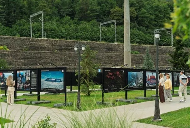 Более миллиона человек посетили выставку «Хрустальный компас. Планета героев» в Красной Поляне