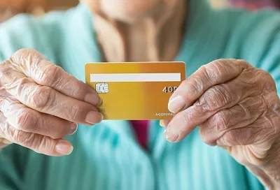 Банки стали спрашивать о родстве: у россиян проверяют переводы крупных сумм