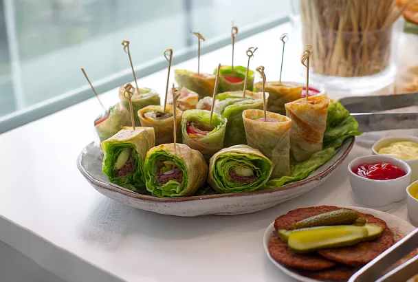 Мини-бургеры в лаваше: горячая мясная закуска к новогоднему столу