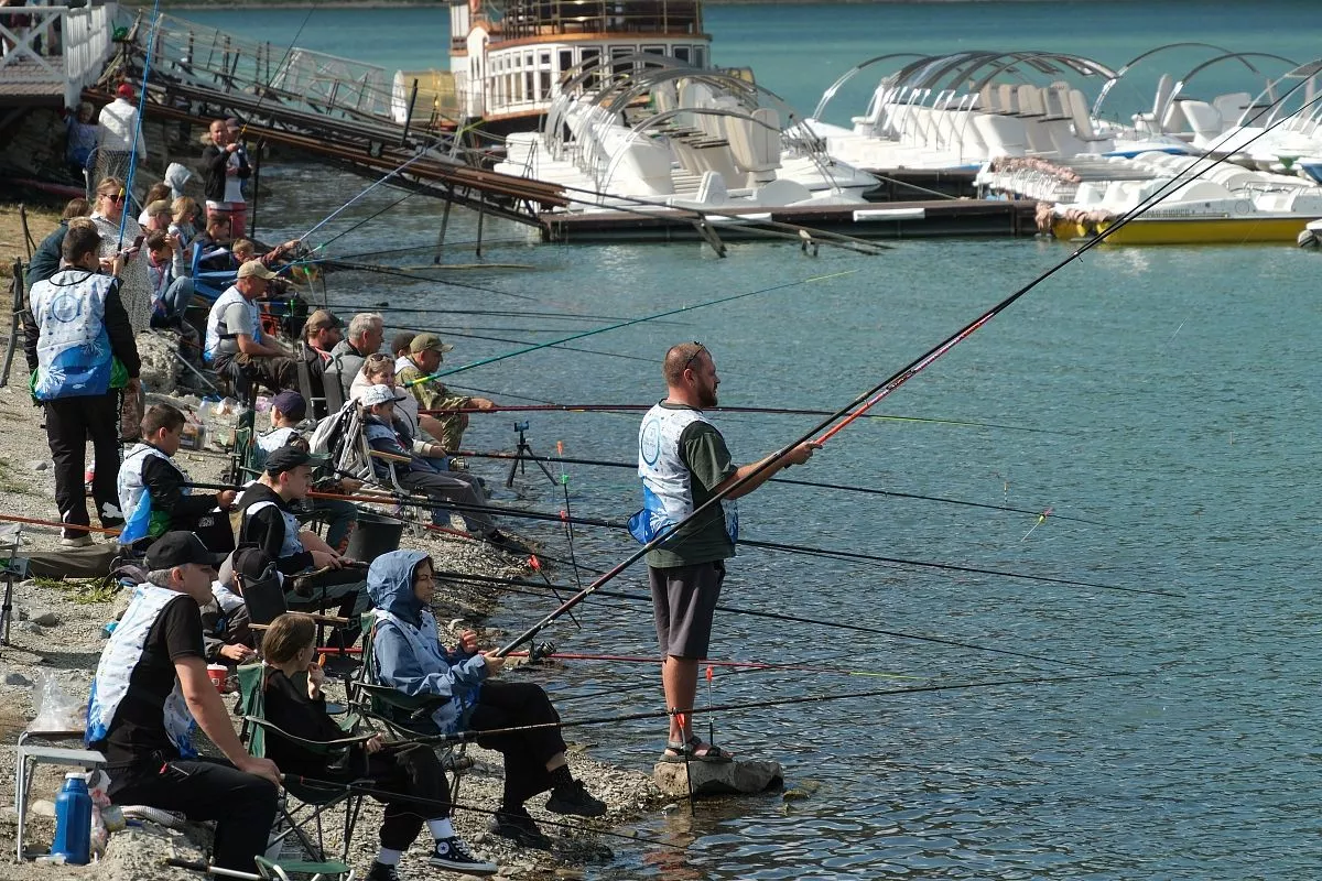 На набережной любят собираться рыбаки. Здесь даже устраивают соревнования по ловле удочкой. 