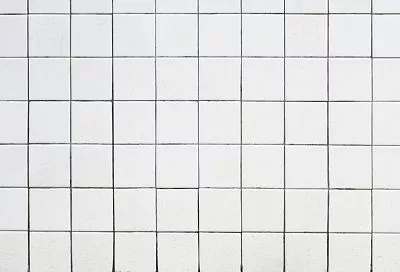 Протираю стену в ванной перекисью водорода и выглядит так, словно ремонт закончили только вчера. Проверенные способы отбелить потемневшие швы между плитками