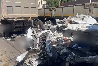 Машину разорвало на части. Водитель легковушки погиб в ДТП с двумя грузовиками в Краснодаре