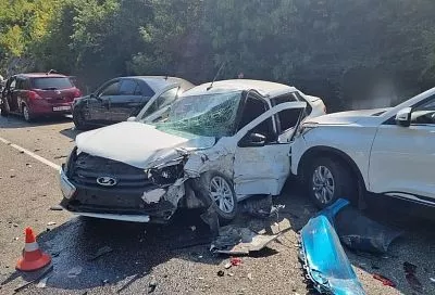 Водитель BMW устроил массовую аварию на трассе Джубга – Сочи. Есть пострадавшие