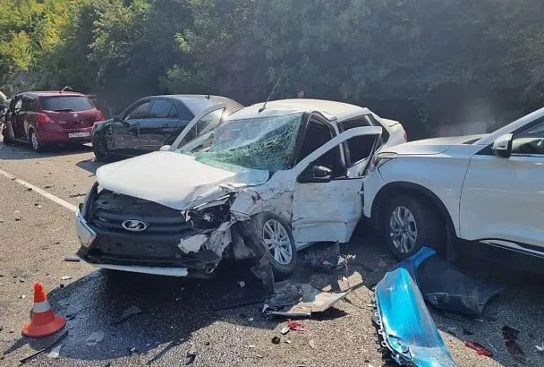 Водитель BMW устроил массовую аварию на трассе Джубга – Сочи. Есть пострадавшие