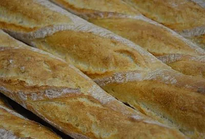 Французский багет пеку в самой обычной духовке и всегда получаю отменный результат! Как готовить этот шедевр, не имея навыков повара - простой и понятный рецепт