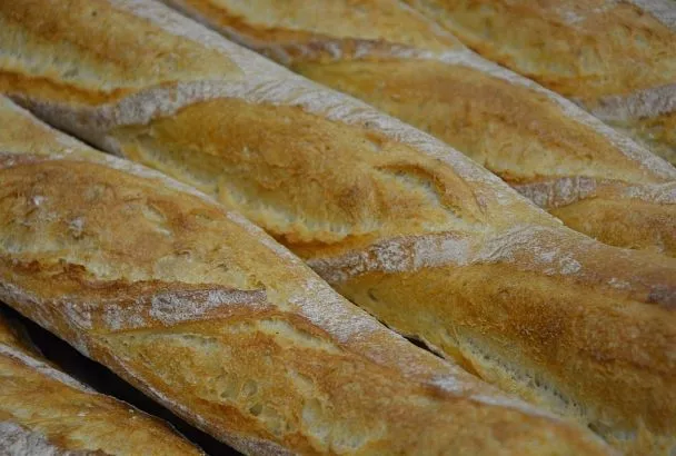 Французский багет пеку в самой обычной духовке и всегда получаю отменный результат! Как готовить этот шедевр, не имея навыков повара - простой и понятный рецепт