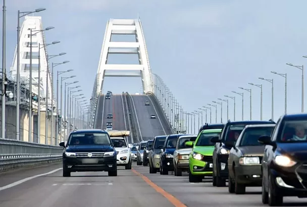 В очереди к Крымскому мосту скопилось почти 900 автомобилей
