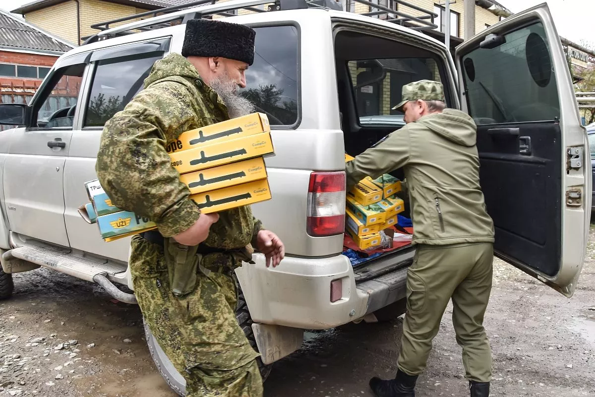 Атаман Абинского ГКО Сергей Дегтярев с казаком-добровольцем на передовой. Атаман Абинского ГКО Сергей Дегтярев с казаком-добровольцем на передовой.