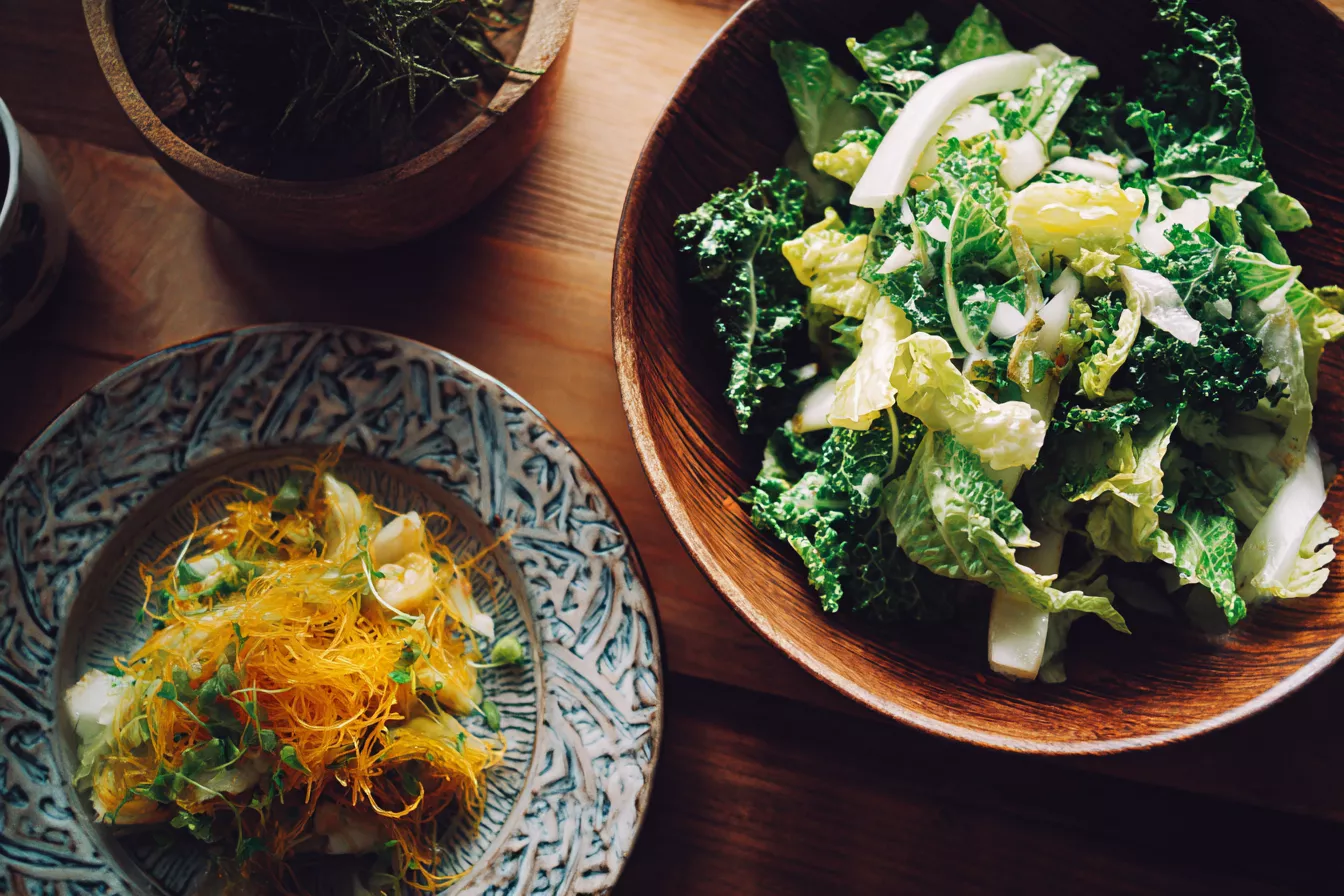 Самый быстрый обед: золотистая вермишель и летний капустный салат