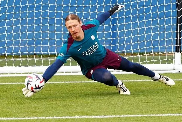 Сафонов отразил пенальти в матче «Страсбург» — «ПСЖ» и стал лучшим игроком встречи