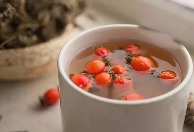 Завариваем шиповник на ночь, как научила травница: пьем до обеда вместо чая — и болеем намного реже