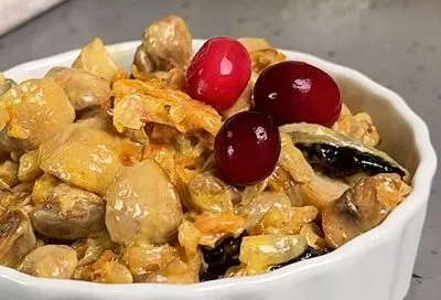 Лучший новогодний салат без мяса и рыбы: «Лесник» с грибами и черносливом - сытный, вкусный и готовить быстро