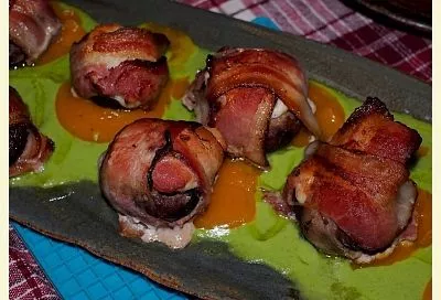 Самая простая и быстрая в приготовлении закуска всегда «улетает» со стола первой: шампиньоны с сыром в беконе, запеченные в духовке