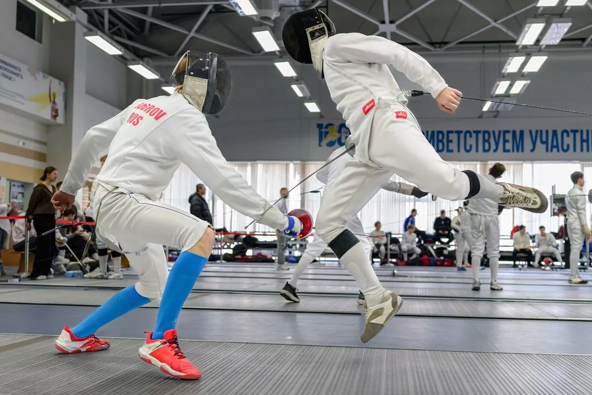 Чтобы нанести точный укол, шпажисту, как в шахматах, надо просчитать ходы соперника. 