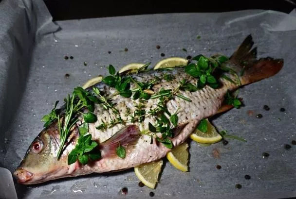 Рыба в духовке на Пасху: Простой рецепт карпа с травами и лимоном 