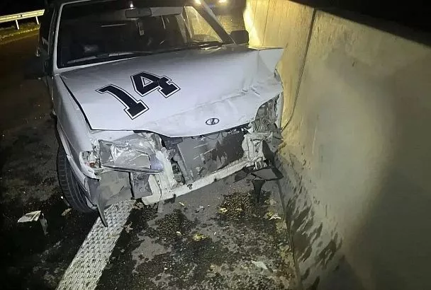 ВАЗ протаранил бетонное ограждение на трассе Новороссийск – Керчь. Водитель погиб